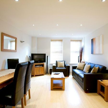 2 Bed 2 Bath At Pelican Hse In Newbury - Free Secure, Allocated Parking Kültér fotó