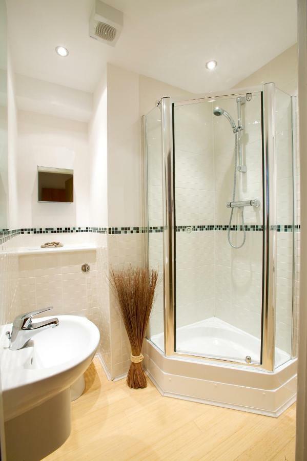 2 Bed 2 Bath At Pelican Hse In Newbury - Free Secure, Allocated Parking Kültér fotó