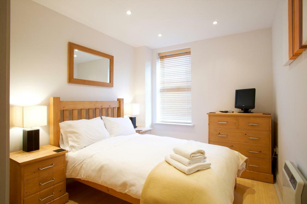 2 Bed 2 Bath At Pelican Hse In Newbury - Free Secure, Allocated Parking Kültér fotó